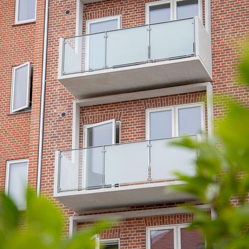 glasklemmer i zink til altaner og gelænder