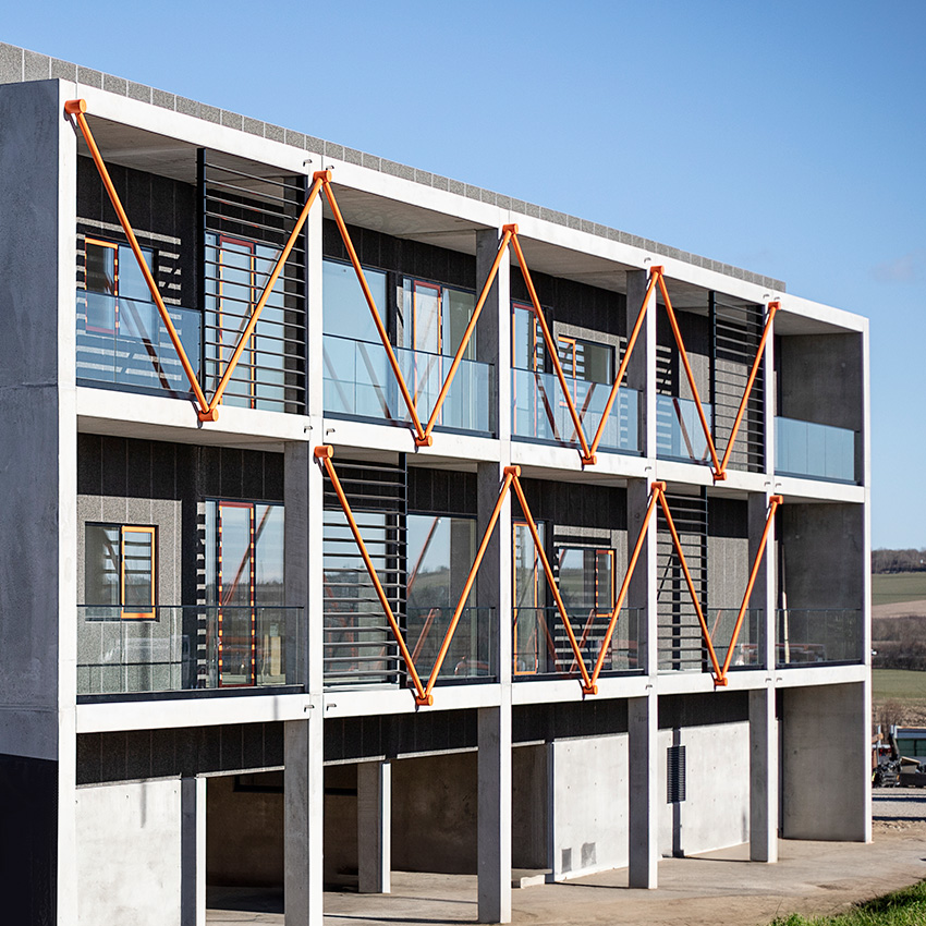 Sort-bundskinne-danvaern Sort topmonteret bundskinne til glasværn