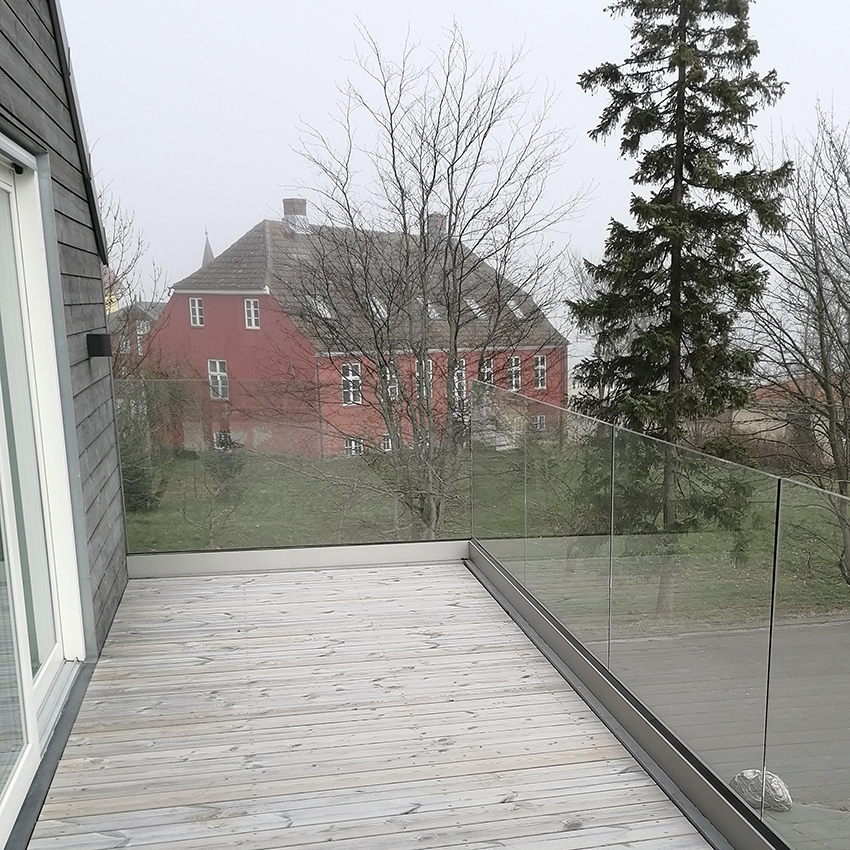 bv8900Bundskinne-glas Glasværn til træterrasse