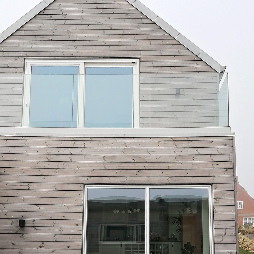 bv8900Bundskinne-glas01 Glasgelænder til træterrassen